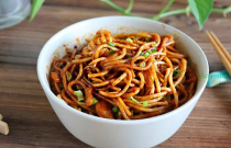 一碗熱干面如何顛覆美食界？創(chuàng)業(yè)奇才的創(chuàng)新傳奇！