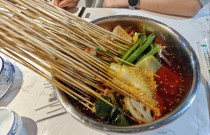 冷鍋串串放什么菜好吃？選對(duì)菜品一夜爆單，擺攤賺錢翻倍不是夢(mèng)！