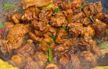 地鍋雞哪里最正宗？抓住風(fēng)味密碼，擺攤生意爆單不是夢(mèng)！