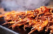 鐵板魷魚最正宗的做法：揭秘地?cái)偂耙魍酢钡闹苿倜胤剑?>
                        </a>
                        <div   id=