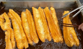 早餐油條制作技術(shù)，教你做出外脆內(nèi)軟的完美油條！