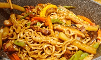 鐵鍋燜面做法，教你輕松在家做出地道的鐵鍋燜面！