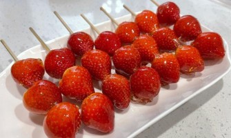 草莓冰糖葫蘆怎么做？糖衣脆不粘牙，掌握這幾步新手也能做出爆款甜味！