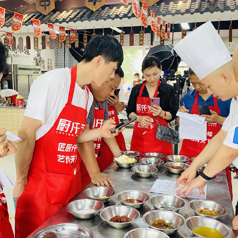 「旋轉(zhuǎn)小火鍋」開店成功！餐餐爆滿，一月回本！