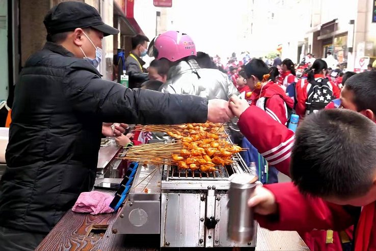 擺攤小吃技術(shù)哪里學(xué)？踏上創(chuàng)業(yè)之路的第一步