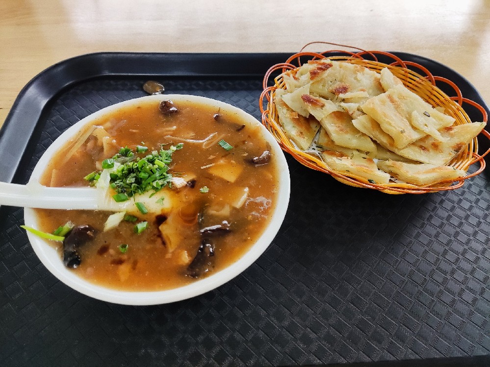 胡辣湯的做法和配料揭秘！3個(gè)關(guān)鍵技巧，學(xué)會(huì)后湯底更濃郁！