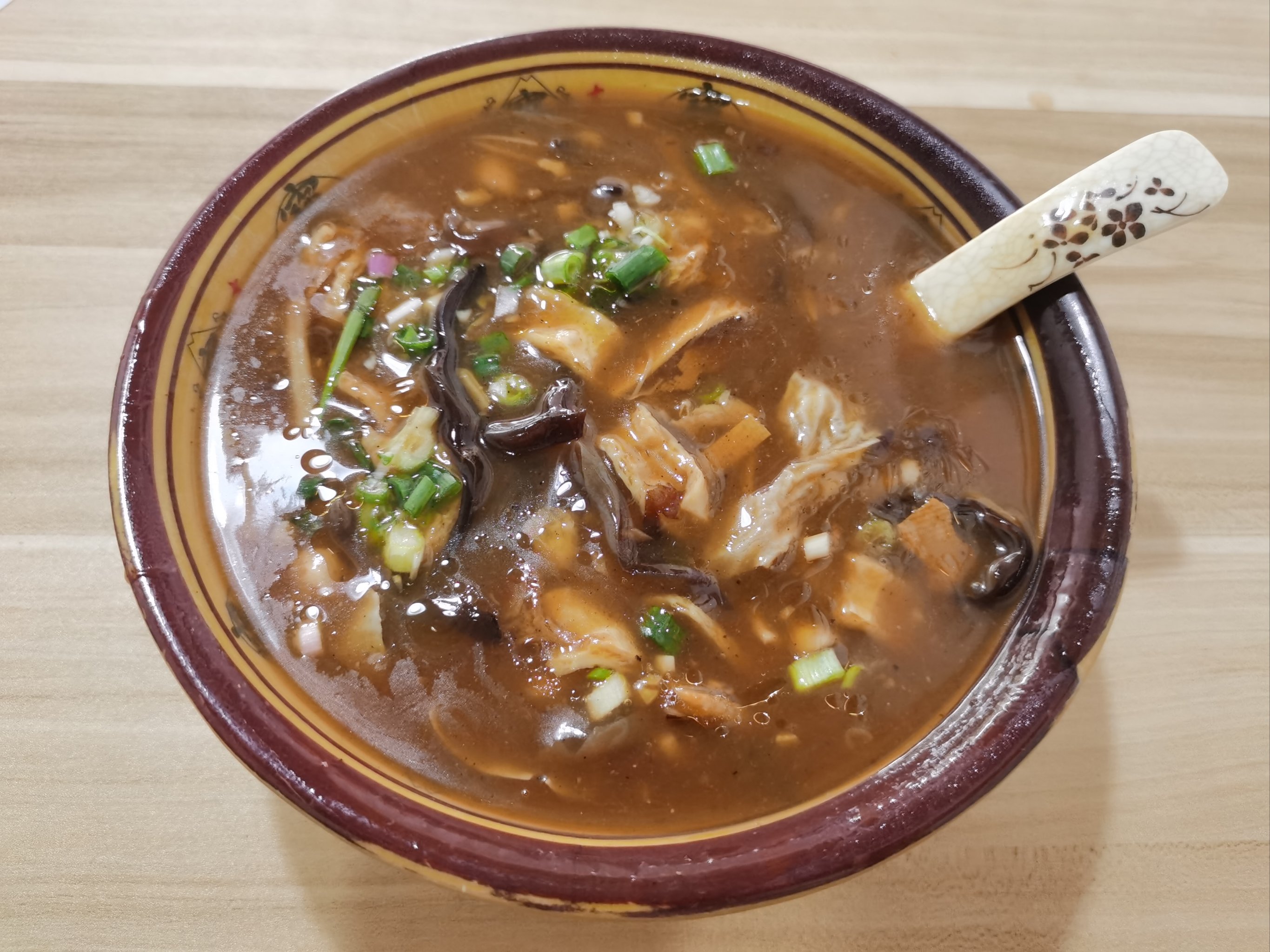 胡辣湯的做法和配料揭秘！3個(gè)關(guān)鍵技巧，學(xué)會(huì)后湯底更濃郁！
