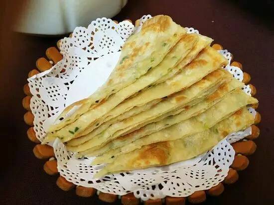 學(xué)做蔥油餅去哪里學(xué)？選對培訓(xùn)，快速掌握技巧！