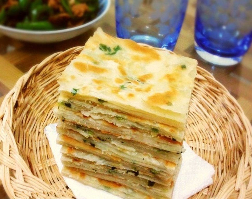 學(xué)做蔥油餅去哪里學(xué)？選對培訓(xùn)，快速掌握技巧！