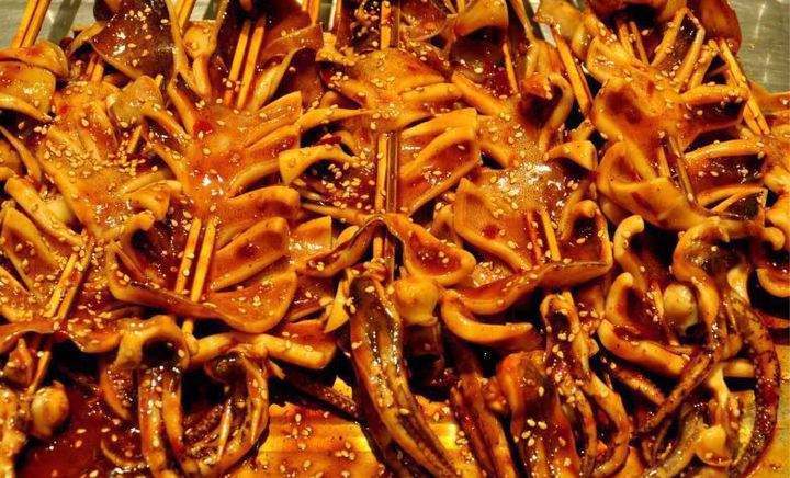 鐵板魷魚擺攤賺錢嗎？技術(shù)穩(wěn)口味正，生意爆到排隊(duì)！