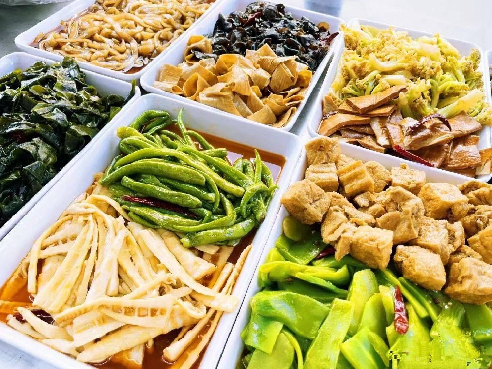 鴨貨素菜都有啥？搭配全了，擺攤顧客一口接一口！