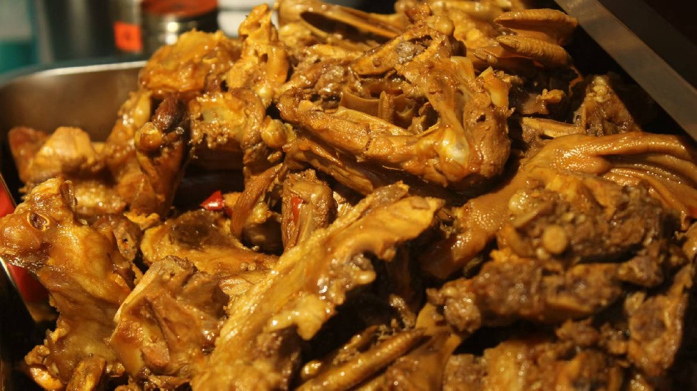 鹵味培訓(xùn)學(xué)校哪家好？掌握核心鹵料配方，才是鹵味創(chuàng)業(yè)的真正起點(diǎn)！