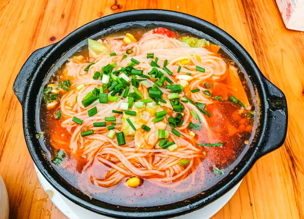 砂鍋米線一年能賺多少錢？學好技術、選好位置，小本生意一樣能干出大格局！