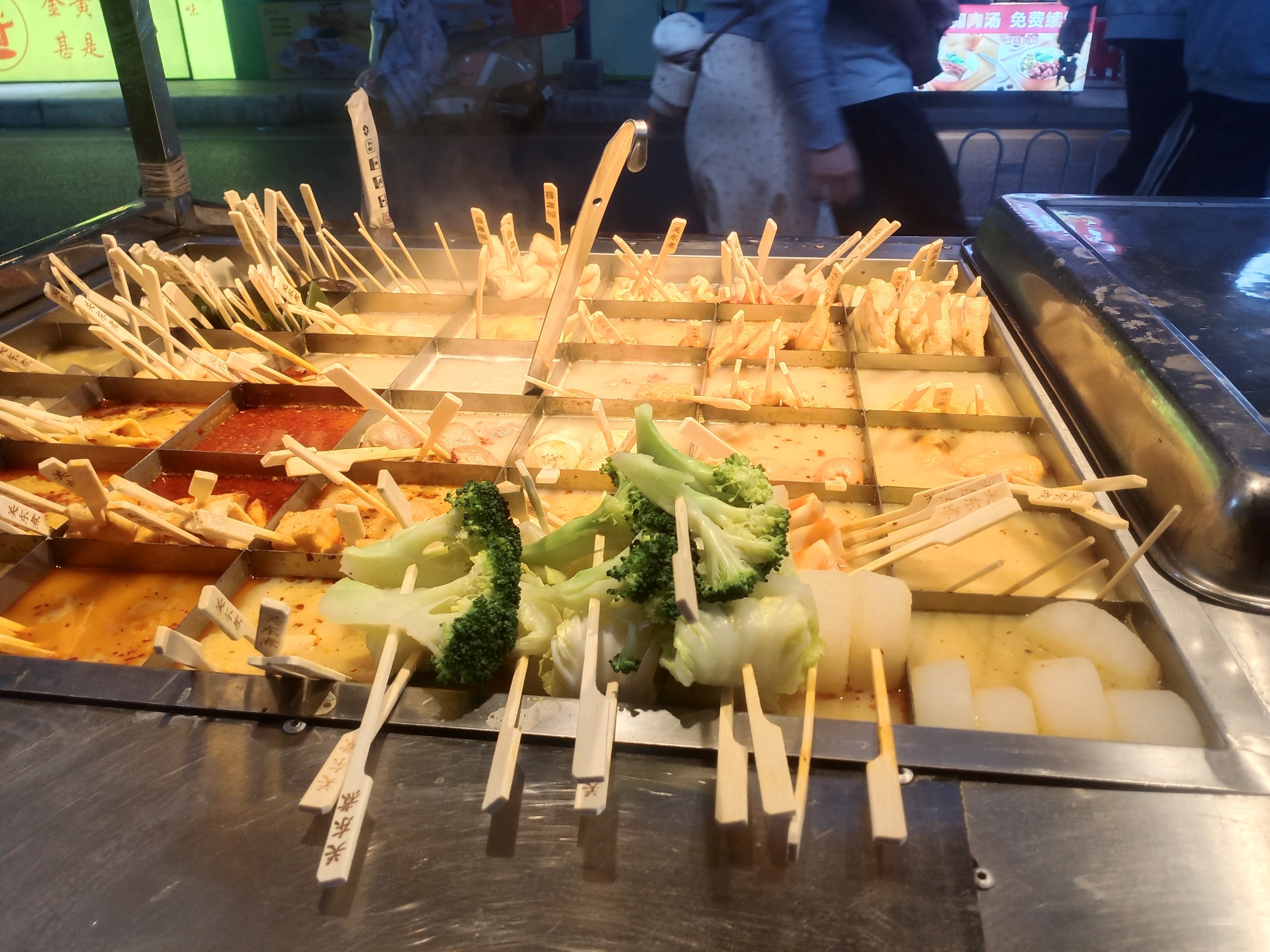 關東煮擺攤做法教程？做法簡單利潤穩(wěn)，夜市創(chuàng)業(yè)這樣干更靠譜！