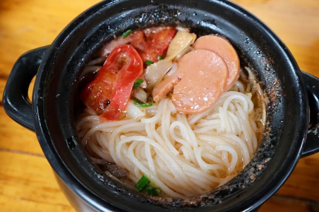 學(xué)罐罐米線學(xué)費(fèi)多少？一鍋鮮香湯底，帶你輕松開啟人氣餐飲創(chuàng)業(yè)路！