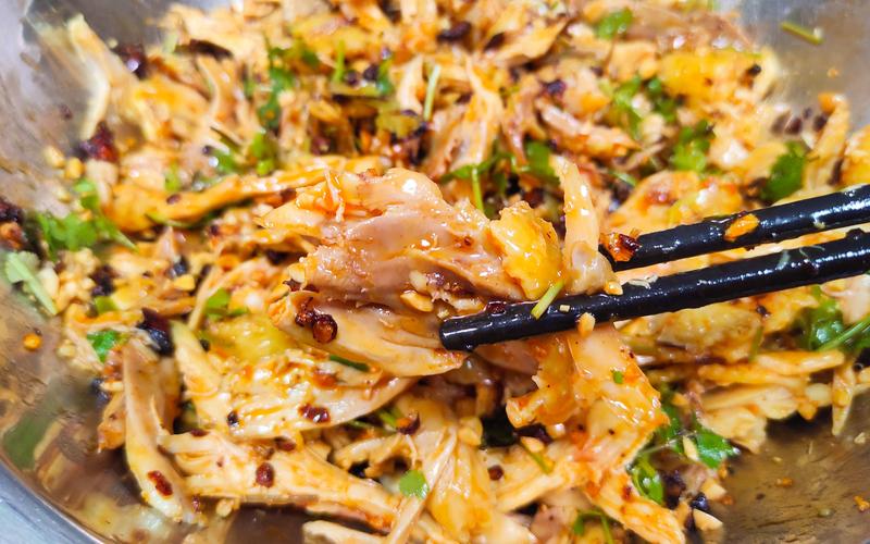 手撕雞培訓(xùn)一般需要多少錢？掌握核心技法更關(guān)鍵，讓創(chuàng)業(yè)路不再迷茫！