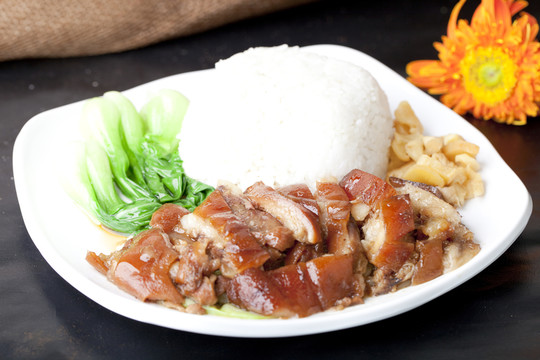 一碗豬腳飯干翻肯德基？揭秘“隆江豬腳飯”讓人上癮的3個(gè)核心狠活