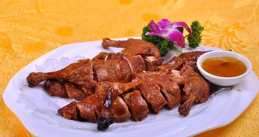 先鹵后炸的四川香酥鴨做法解析，為什么這道小吃能成為夜市爆款