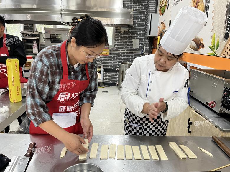 油條成本和利潤(rùn)有多少？想做油條早餐生意的人，先把真實(shí)情況看清楚