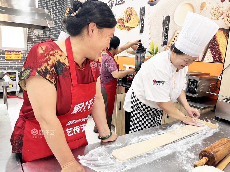 油條利潤(rùn)是多少？賣(mài)油條到底賺不賺錢(qián)？準(zhǔn)備做早餐生意的人要先想明白這幾點(diǎn)