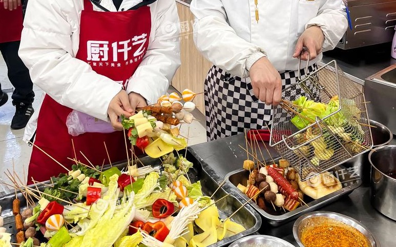 一元一串炸串?dāng)[攤：如何靠“小錢(qián)”撬動(dòng)大利潤(rùn)？掌握這3點(diǎn)，低價(jià)也能賺翻天！