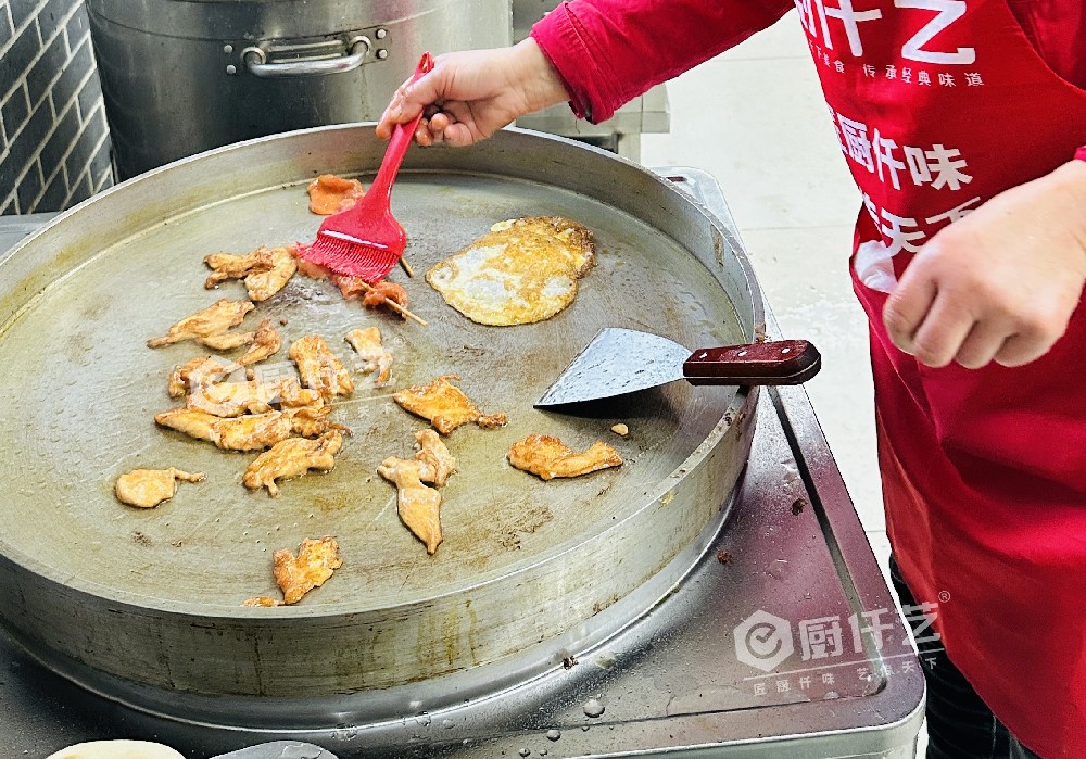 鄭州里脊肉夾餅好做嗎？味道怎么穩(wěn)定？想做小吃生意的人先把這些問(wèn)題看明白