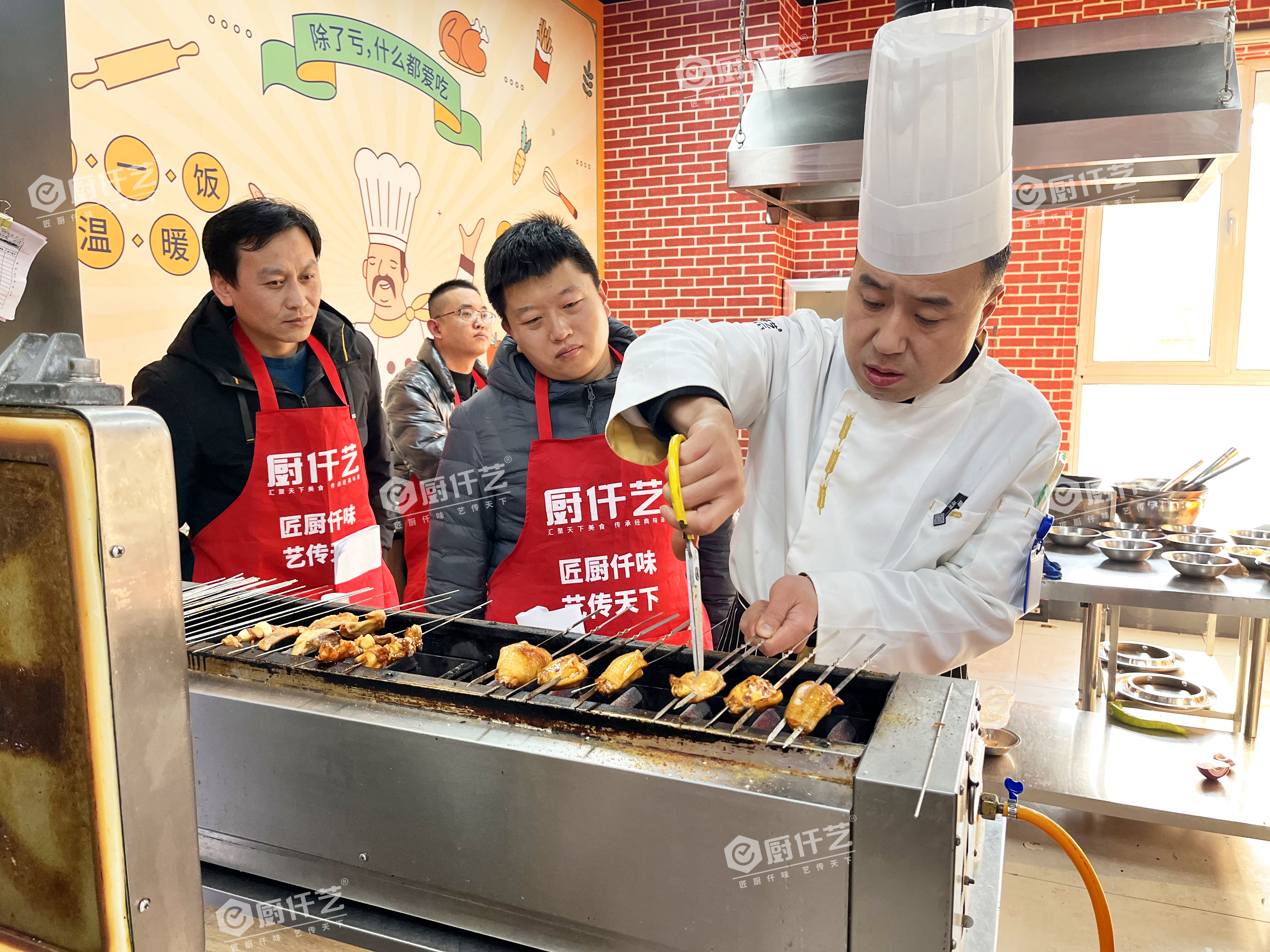 燒烤培訓(xùn)選線上還是線下？別再糾結(jié)選擇難題，學(xué)會核心技術(shù)輕松開店更穩(wěn)妥！